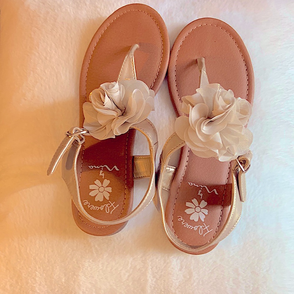 Women’s size 4 flower sandals.